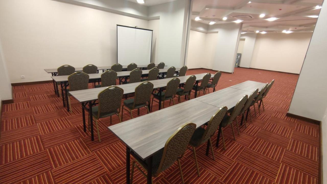 Agogo Downtown Hotel Surabaya Buitenkant foto